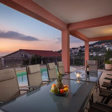 Solaris - Private Pool Stanici